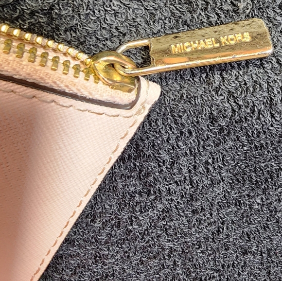 Michael Kors Blush Card Holder with Gold Accents and keychain EUC - Picture 6 of 13